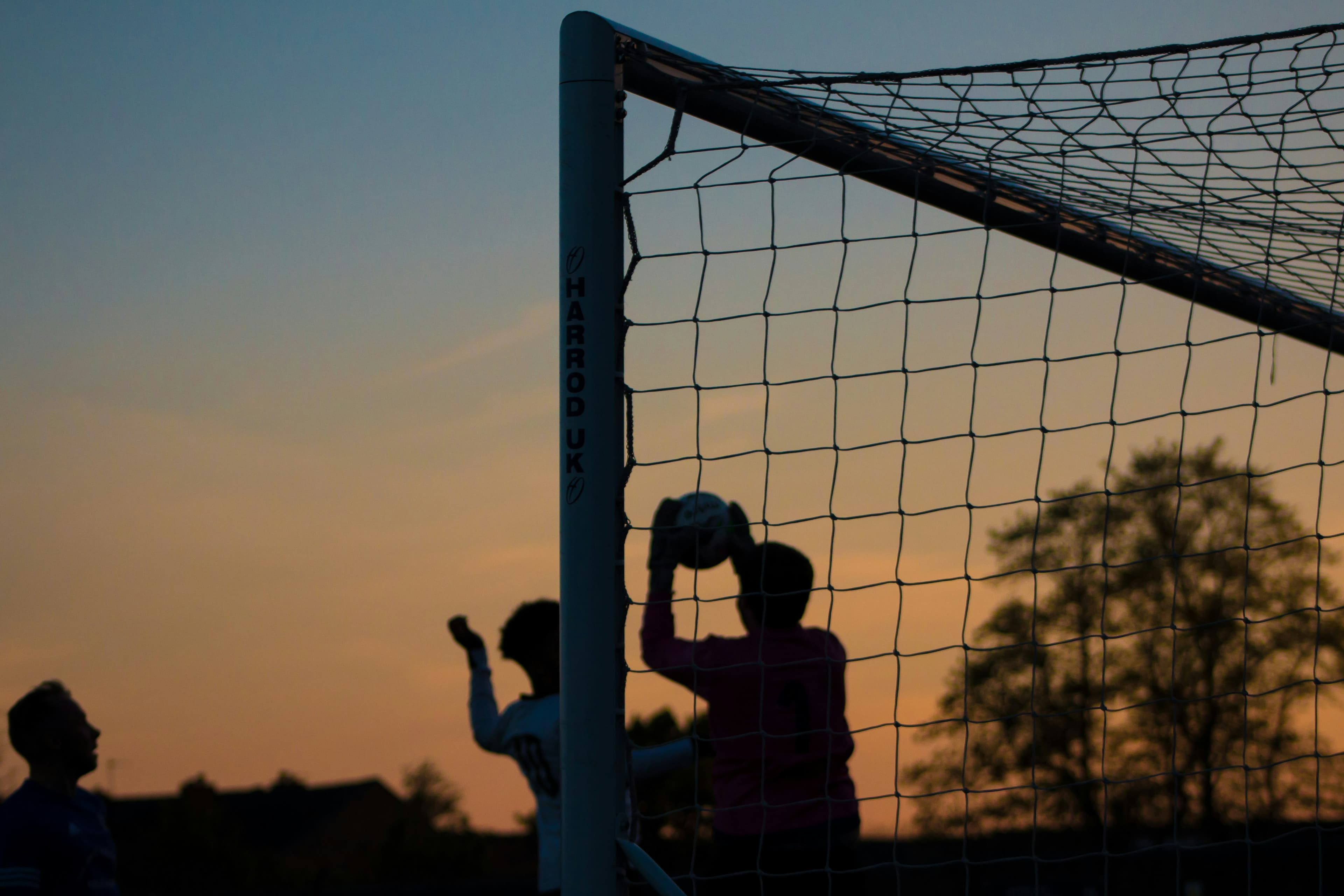 Cancha de fútbol sintético profesional iluminada de noche — Golbound, plataforma de pichangas en Perú